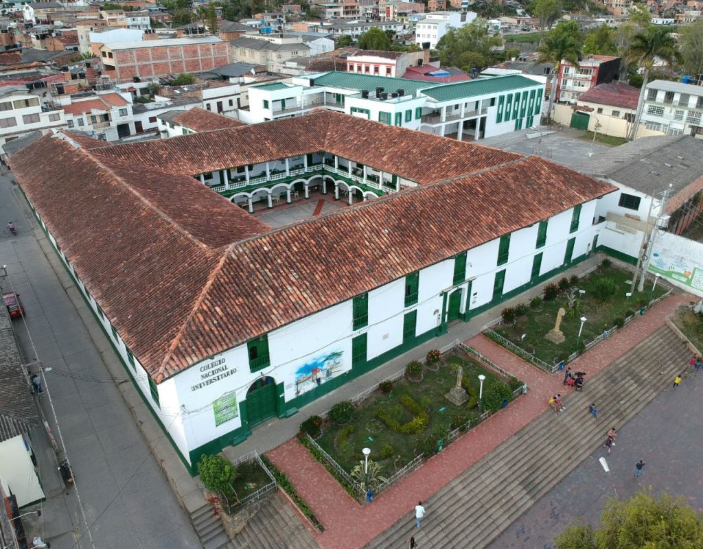 Vista aérea del Colegio Nacional Universitario de Vélez